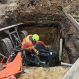 Einsatzkräfte der Feuerwehr Velbert sind bei einem verunfallten Bagger in einer Baugrube in Velbert-Langenberg im Einsatz.