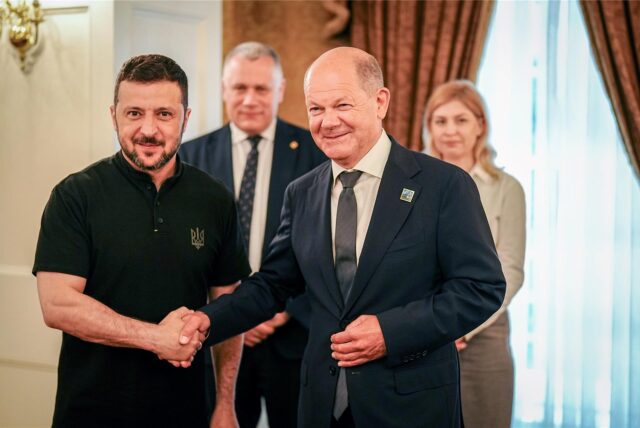 Bundeskanzler Olaf Scholz (r., SPD) trifft am Rande des Nato-Gipfels Wolodymyr Selenskyj, Präsident der Ukraine, zu einem bilateralen Gespräch.