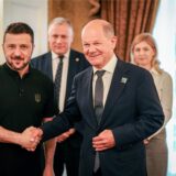 Bundeskanzler Olaf Scholz (r., SPD) trifft am Rande des Nato-Gipfels Wolodymyr Selenskyj, Präsident der Ukraine, zu einem bilateralen Gespräch.