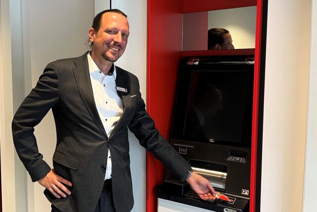 Roland Lauterwald, Leiter des Beratungscenters in Henrichenburg, führt durch die neue Filiale.