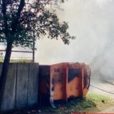 Ein qualmender Container auf dem Recklinghäuser Waldfriedhof in Hochlarmark