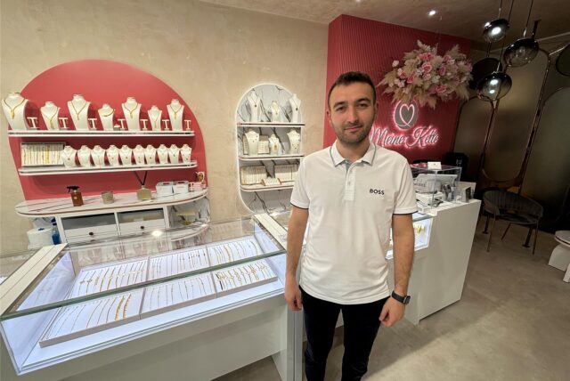 Selman Cakirci im Ladenlokal von „Meine Kette“ am Marktplatz in der Castroper Altstadt.