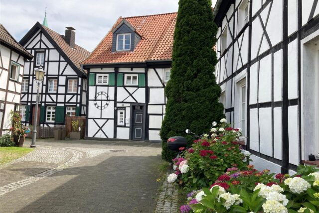 Das Foto zeigt einige Fachwerkhäuser im Alten Dorf Westerholt.