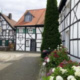 Das Foto zeigt einige Fachwerkhäuser im Alten Dorf Westerholt.