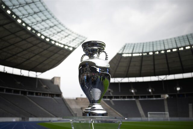 Der EURO2024-Pokal im Olympiastadion Berlin, wo am 14.07.2024 das Finale der EM 2024 stattfindet.