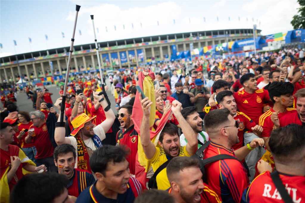 Spanische Fans bei der Fußball-Europameisterschaft vor dem Olypiastadion in Berlin, wo das EM-Finale stattfindet.