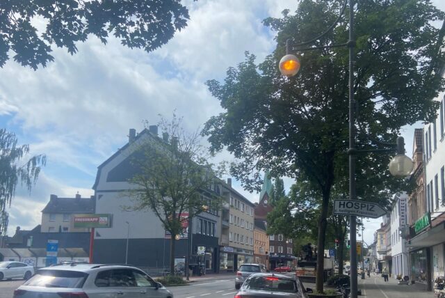 Eine leuchtende Straßenlaterne bei Tag auf der Bochumer Straße in Recklinghausen
