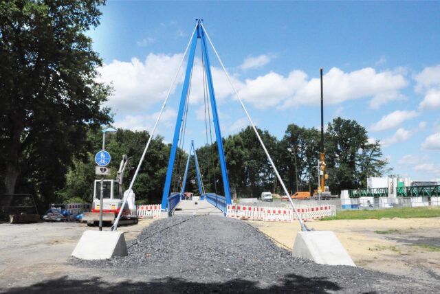 Ansicht von der Baustelle am Walzenwehr mit neuer Blauer Brücke