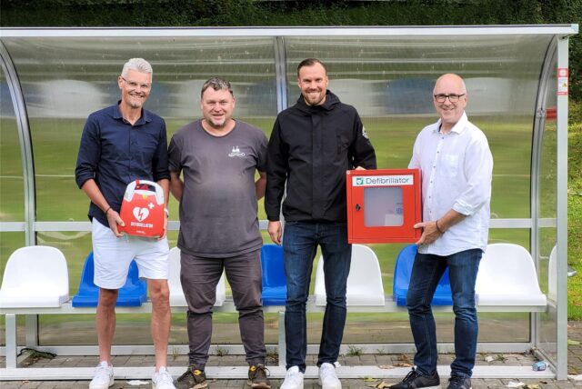 Dr. Christian Kühne, Elmar Bök, Kevin Großkreutz und Thomas von Estorff im Erin-Stadion in Castrop-Rauxel.