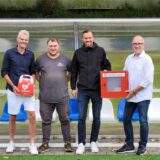 Dr. Christian Kühne, Elmar Bök, Kevin Großkreutz und Thomas von Estorff im Erin-Stadion in Castrop-Rauxel.