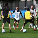 Lukasz Piszczek schaut auf den Ball.