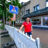 Baustelle und Halteverbot direkt vor dem Bistro „Eat Inn“: Betreiber Orhan Tekinel klagt über Umsatz-Verluste.