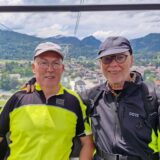Karl-Heinz Teike und Norbert Keymer in einer Seilbahn-Gondel.
