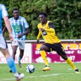 Abdoulaye Kamara führt den Ball.