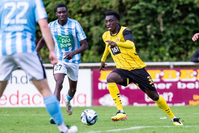 Abdoulaye Kamara führt den Ball.
