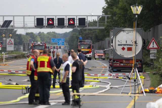 Feuerwehrleute stehen auf der A1 bei Unna.