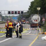 Feuerwehrleute stehen auf der A1 bei Unna.