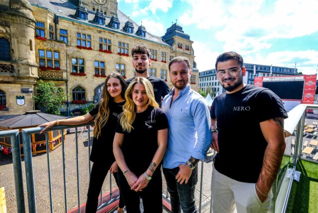 Die Crew von „NERO Pizzeria Napoletana“ vor dem Rathaus in Recklinghausen