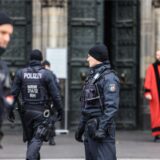 Polizisten stehen vor dem Kölner Dom.