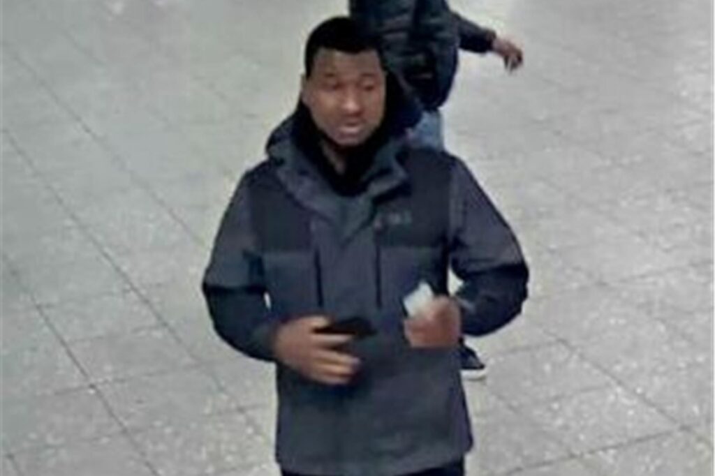 Das Foto zeigt eine Person: männlich, schlanke Statur, schwarze Haare
grau-schwarze Regenjacke, schwarze Hose, schwarze Schuhe Das Foto zeigt eine Person: männlich, schlanke Statur, schwarze Haare
grau-schwarze Regenjacke, schwarze Hose, schwarze Schuhe