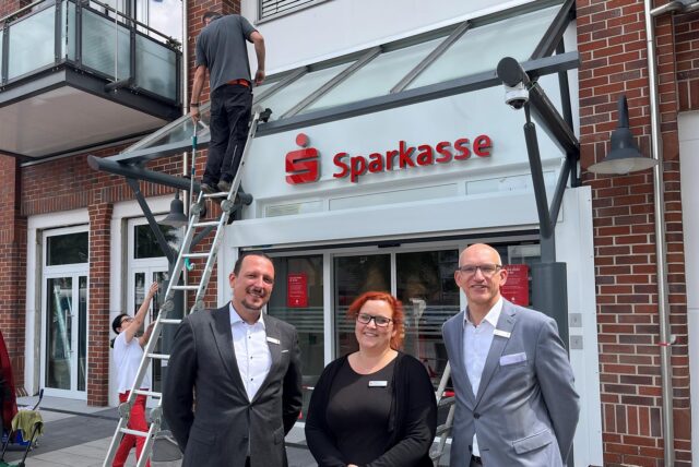 Am 18.7.2024 eröffnete die Sparkasse ihr Beratungscenter in Henrichenburg nach zwei Jahren Umbau. Roland Lauterwald, Leiter des Beratungscenters, sowie Sabrina Engelkamp und Carsten Arndt von der Sparkasse in Ickern (v.l.) freuten sich kurz vor der Neueröffnung.