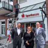 Am 18.7.2024 eröffnete die Sparkasse ihr Beratungscenter in Henrichenburg nach zwei Jahren Umbau. Roland Lauterwald, Leiter des Beratungscenters, sowie Sabrina Engelkamp und Carsten Arndt von der Sparkasse in Ickern (v.l.) freuten sich kurz vor der Neueröffnung.