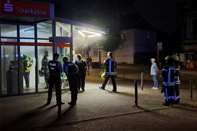 Polizei und Feuerwehr vor der Sparkassenfiliale in Brassert.