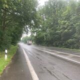 Ein Lkw fährt auf einer regennassen Landstraße.