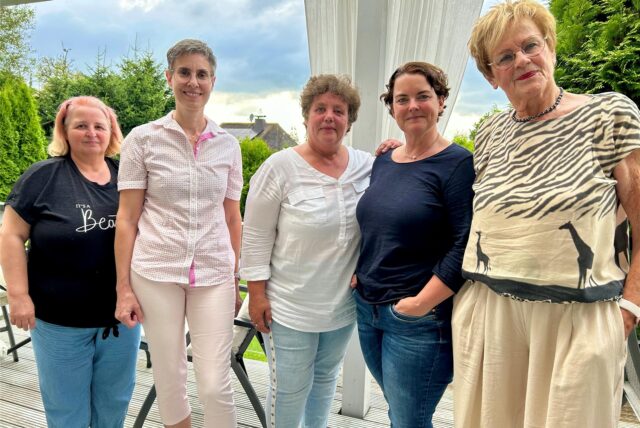 Petra Lückel, Dr. Sonja Tomaszewski, Heidi Skrypczak. Susanne Rosenberger und Marlies Graeber stehen nebeneinander. Sie wollen neuen Schwung in die Hospiz-Pläne bringen.
