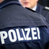 Zwei Polizisten in Uniform stehen beieinander.