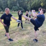 Bei „Kick, Fight und Fun“ helfen sich Pascal und Thomas (r.) bei den schweißtreibenden Übungen im Gänsebrink in Marl-Hüls.