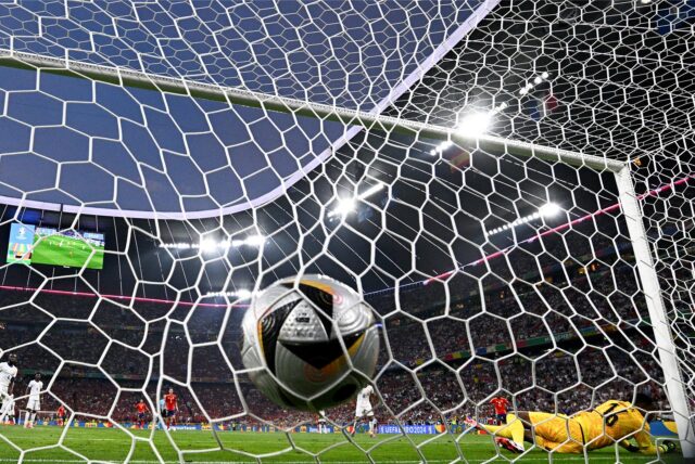 Spanien vs. Frankreich im Halbfinale der Fußball-Europameisterschaft 2024 in München. Frankreichs Torhüter Mike Maignan kann den Schuss von Spaniens Lamine Yamal (nicht im Bild) nicht parieren, der Ball geht zum 1:1 ins Tor.