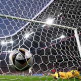 Spanien vs. Frankreich im Halbfinale der Fußball-Europameisterschaft 2024 in München. Frankreichs Torhüter Mike Maignan kann den Schuss von Spaniens Lamine Yamal (nicht im Bild) nicht parieren, der Ball geht zum 1:1 ins Tor.