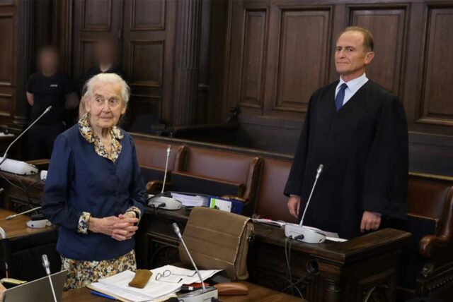Ursula Haverbeck wartet im Gerichtssaal des Hamburger Landgerichtes auf das Urteil, Rechts steht ihr Anwalt Wolfram Nahrath