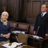 Ursula Haverbeck wartet im Gerichtssaal des Hamburger Landgerichtes auf das Urteil, Rechts steht ihr Anwalt Wolfram Nahrath