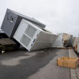 Bei einer Firma für System- und Modulbau, die Container herstellen, liegen auf dem Hof umgestürzte Container. Schäden nach schwerem Sturm im münsterländischen Telgte.