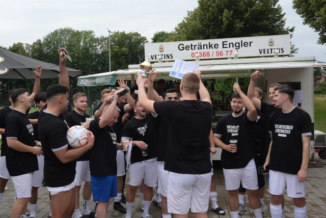 Spontane Party am Bierwagen: Der FC 26 ist Stadtmeister in Oer-Erkenschwick.