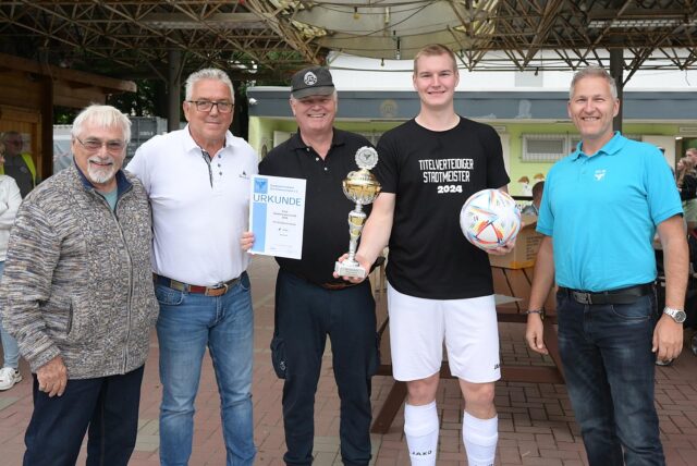 Freude beim alten und neuen Stadtmeister: Horst Nilius, Hannes Kemper, Michael Grzeskowiak, Matthias Bernemann und Reinhold Schlechter nach der Siegerehrung.