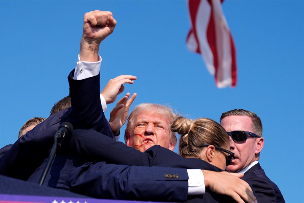 Trump hebt beim Abgang auf der Bühne seine Faust. 