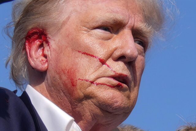 Attentatsversuch: Donald Trump nach den Schüssen bei einer Wahlkampfveranstaltung in Pennsylvania.
