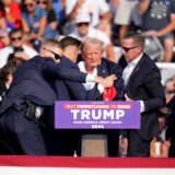 Agenten des US-Geheimdienstes Secret Service helfen dem republikanischen Präsidentschaftsbewerber und ehemaligen US-Präsidenten Donald Trump von der Bühne bei einer Wahlkampfveranstaltung in Butler, Pennsylvania.