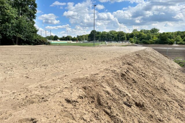 Eine Baufläche vor der Sportanlage Lippspieker