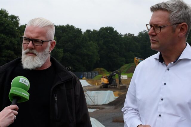 Bürgermeister Carsten Wewers und der städtische Bauleiter Oliver Föllmer erläuterten bei einem Ortstermin den Baufortschritt für das neue Freibad in Oer-Erkenschwick.