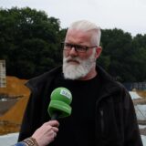 Bürgermeister Carsten Wewers und der städtische Bauleiter Oliver Föllmer erläuterten bei einem Ortstermin den Baufortschritt für das neue Freibad in Oer-Erkenschwick.