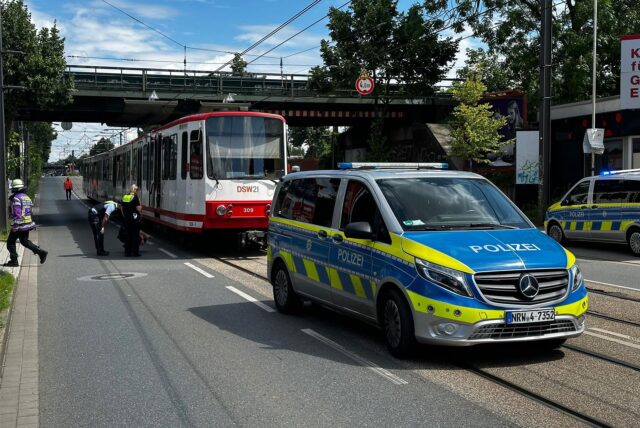 Eine Stadtbahn steht nach einem Unfall in Dortmund-Eving, davor ein Polizeiwagen.