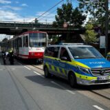 Eine Stadtbahn steht nach einem Unfall in Dortmund-Eving, davor ein Polizeiwagen.
