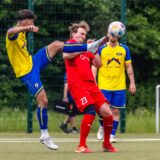 In der Bezirksliga 10 kommt es unter anderem zum Duell zwischen der Spvg Schwerin (gelbe Trikots) und dem SV Westfalia Huckarde (rote Trikots).