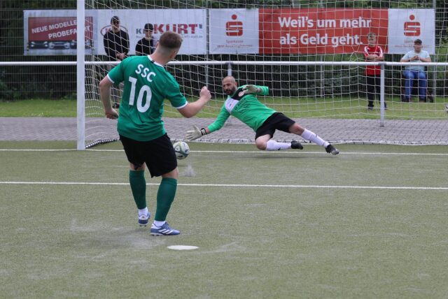 Maximilian Wilk verschießt einen Elfmeter.