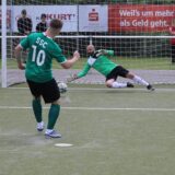 Maximilian Wilk verschießt einen Elfmeter.