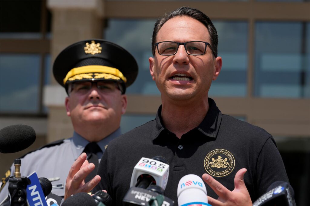 Josh Shapiro (r.), Gouverneur von Pennsylvania, spricht während einer Pressekonferenz in Butler über den Attentatsversuch auf den ehemaligen US-Präsidenten Trump. 